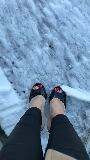 6 inch pleaser peep toes in the snow #peeptoe #peeptoes #peeptoeheels #peeptoesandals #heelsinsnow #heelsinpublic