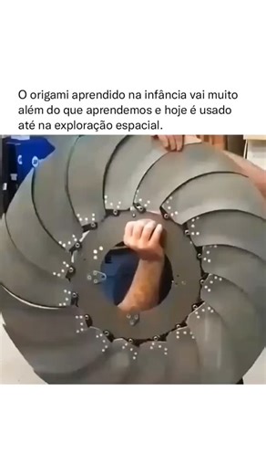 Espetacular on Instagram: "A arte japonesa do origami, famosa por transformar simples folhas de papel em formas precisas e complexas, tornou-se uma fonte valiosa de inspiração para a engenharia espacial. Desde os anos 1970, cientistas e engenheiros vêm adaptando seus princípios para criar estruturas dobráveis que ocupam pouco espaço nos foguetes, reduzem peso e se expandem com eficiência no ambiente hostil do espaço. Um dos marcos dessa união entre arte e tecnologia é o padrão de dobra Miura fol