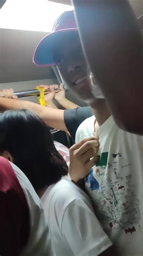 𝗚𝗔𝗚𝗜𝗡𝗨𝗧𝗢𝗞 𝗡𝗔, 𝗠𝗔𝗣𝗔𝗦𝗔𝗞𝗔𝗬 𝗣𝗔? Nag-viral sa Facebook ang post sang isa ka netizen nga si Nida Gallonon Orduyo bangud sa padayon nga pagpasaka sang pasahero sang isa ka modernized jeep sa pihak nga tuman na ka gutok ang sulod sang salakyan. Suno sa uploader, maathag nga overloading na ang jeep apang nagapasaka pa ang driver kag kondoktor. Mabatian sa video nga nagsiling pa ang driver nga manaog nalang si Orduyo para makapasaka pa sang pasahero. Makita man nga kalabanan sa mga p