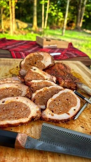 Let’s get porky!!! Italian Sausage-Stuffed bone-in Pork Chops 🐷 Pork chops are always better when stuffed with even more flavorful pork 🐽 As always, thanks to my @MEATER for the juicy perfection.