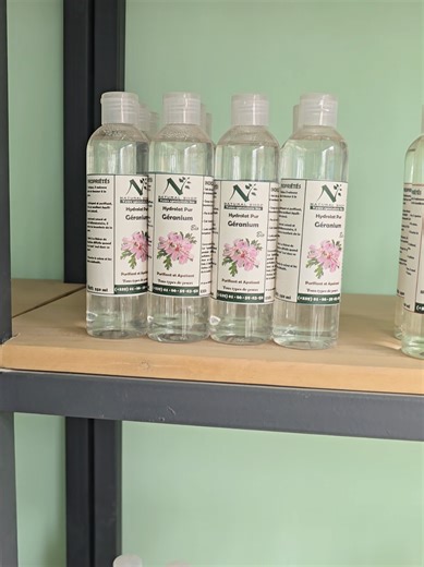 “QUEL HYDROLAT CHOISIR ?” 🌿 POUR LE VISAGE \t•\tPeau sensible / irritée → Camomille, Lavande \t•\tPeau grasse / pores dilatés → Hamamélis, Menthe poivrée \t•\tPeau à boutons → Tea tree \t•\tPeau terne → Fleur d’oranger \t•\tPeau mixte / déséquilibrée → Géranium 💇🏽‍♀️ POUR LES CHEVEUX \t•\tChute / pousse / cuir chevelu fatigué → Romarin \t•\tPellicules / cuir chevelu gras → Romarin, Tea tree 👁️ POUR LES YEUX \t•\tYeux gonflés / fatigués → Bleuet 🧴 COMMENT UTILISER UN HYDROLAT ? ✔ Comme lotio