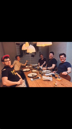 🎸🤪 Was passiert eigentlich hinter den Kulissen? 🤔 Klar, auf der Bühne geht’s ab – aber hinter den Kulissen wird bei uns echt viel gelacht! Und ja, wir essen gerne (deswegen versuchen wir immer gesund zu Essen 😅), trinken gerne mal ein Bier (weil… Bier! 🍻), und – wie man sieht – haben wir eine verdammt gute Zeit zusammen! 😆 Auch Grimasse schneiden gehört bei uns auch zum guten Ton 😜. Denn was wäre eine Band ohne gute Laune und verrückte Momente? 😎🎤 #BandLife #HinterDenKulissen #Freiheit 