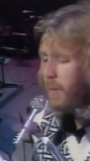 MissMissyPhillly🎼🎹🎸 on Instagram: "HARRY NILSSON In Concert In March 1973 Have a great night 🫶 Days after Nilsson and Gordon Jenkins recorded the album at Wembley Studios, he recreated the experience with a live orchestra for a BBC television special by the same name- A Little Touch Of Schmilsson In The Night -Over the Rainbow 🌈 A Little Touch of Schmilsson in the Night is a 1973 album of classic 20th-century standards sung by American singer Harry Nilsson. The album was arranged by Frank S