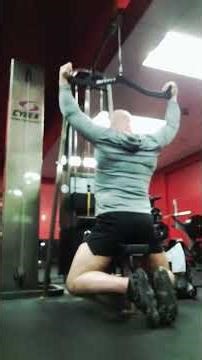 Banded and weighted behind the head pull-downs. #variableresistance #recovery