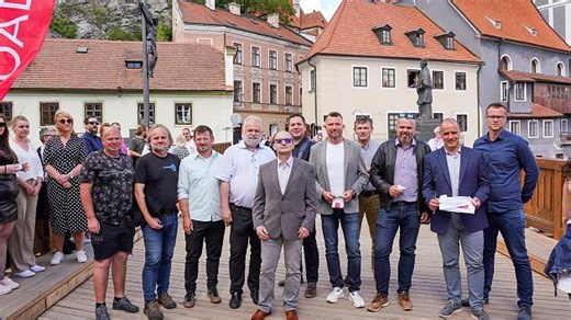 Páska je přestřižená. Lazebnický most v centru Krumlova otevřeli i pro dopravu