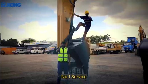 At XCMG we have the Crawler Excavator XE335G model, the upgraded version of the XE335C. It features a tough cabin made of high strength profile steel, with LED lights for working at night. It also has a touch pad with smoother controls for easier operation. On the exterior is the large body and bucket, which can dig up to 30 tonnes of material. It features a better hydraulic system, with an enhanced electro hydraulic valve, supported with tandem piston pumps. It also has an electronic control mo