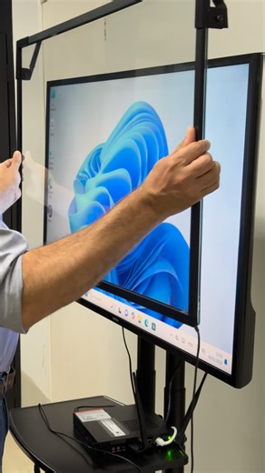 Qualipix on Instagram: "ransforme qualquer TV em uma tela touch profissional. A Moldura Touch Qualipix leva interatividade real para aulas, reuniões e apresentações, sem trocar o monitor e sem obras. ✔️ Multitoque preciso ✔️ Vidro temperado 4 mm ✔️ Compatível com diversos tamanhos ✔️ Ideal para escolas, empresas e treinamentos Mais interação. Mais resultado. Tecnologia que se paga no uso. 👉 Fale com a Qualipix. #Qualipix #MolduraTouch #TecnologiaInterativa #B2B #Educação Reuniões Apresentações