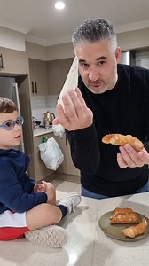 How to fill Cannoli like a Sicilian 🇮🇹❤️ #VincenzosPlate #ItalianFoodLove #FoodieReels #Reels #AuthenticItalian #AuthenticItalianFood #ItalianFoodie #ItalianFood #italy #foryou #foodvideo #italianstyle #cannoli | Vincenzo's Plate