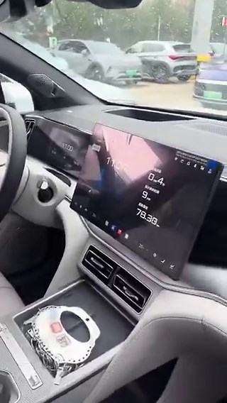 これはスゴイもさ。常温超電導ケーブルまたは冷却系組み込みのケーブル。超急速充電に耐えるバッテリー。これは恐れ入ったもさ、BYDが今後の自動車業界においてPUとインフラを寡占すること決定もさね！さらにノーベル賞受賞者も複数！.................フェイク動画でないなら。