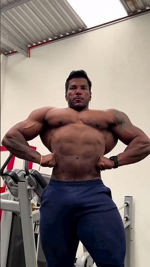 Mexican Bodybuilder Muscle Flexing #8