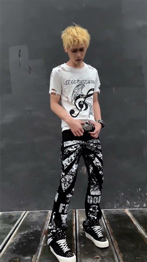 Distressed Grunge Streetwear Lookbook #fashion #ootd #ootdguide #streetwear #fashiontrends