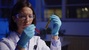Zoom Female Scientist Lab Coat Protective : vidéo de stock (100 % libre de droit) 1046032648 | Shutterstock