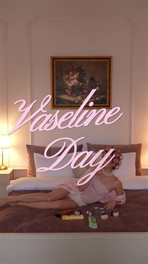 Valentine’s Day, dar în 2026 încep cu mine. Astăzi e Vaseline Day 💕 @Vaseline Romania Îmi răsfăț buzele și pielea cu formule pe bază de vaselină cosmetică pură, ingredientul care sigilează hidratarea și ajută la refacerea barierei pielii. Pentru buze: luciu natural, reparare și, în varianta Rosy, o tentă subtilă de culoare. Pentru corp: lipide ultra hidratante Aloe Vera / extract de ovăz / unt de cacao, în funcție de ce are nevoie pielea mea în sezonul rece. Ce spui? Te alegi pe tine anul acest