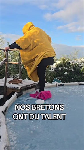 TU RIGOLES ➝ TU T’ABONNES ❤️ Bienvenue dans notre petit monde à la campagne 🌿 Ici, on partage notre quotidien avec les animaux, l’amour, l’humour et parfois un peu de chaos 😂 Nos vidéos sont là pour : ✨ vous faire sourire ✨ vous changer les idées ✨ vous montrer la vraie vie, sans filtre ✨ créer de la bonne énergie On ne cherche pas à diviser, ni à blesser. On aime l’autodérision, les situations inattendues et les réactions spontanées. 💬 La critique constructive est toujours la bienvenue. Mais