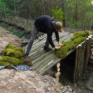 919K views · 12K reactions | Constructing an Oven-equipped Underground Log Cabin that is Warm and Cozy for Survival. | Backwoods Beacon | Facebook
