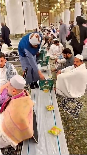 🕋🌙 Iftar Arrangements for Fasting People at the Holy Kaaba & Madina — A Scene of Mercy