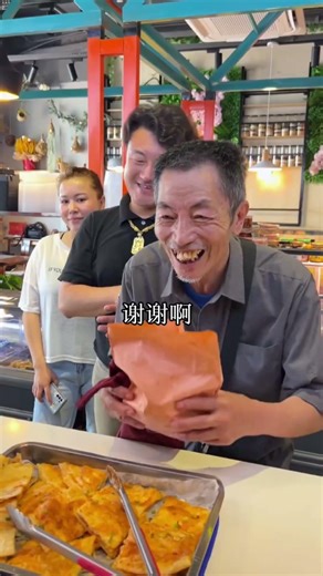 The old man didn't have enough money to buy pancakes, so Xiao Ran gave them to him for free, thus...