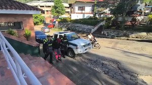 CAPTURAN A MUJER CON MÁS DE 29 MIL DOSIS DE DROGA EN BARBOSA En el municipio de Barbosa, Santander, fue capturada una mujer de 40 años, señalada de presunto tráfico de estupefacientes. El operativo fue realizado por la Policía Nacional en vía pública del barrio Marsella. Durante el procedimiento se incautaron 33 paquetes con marihuana que pesaban cerca de 29 kilogramos, además de 460 gramos de base de coca y 31 gramos de tusi. La mujer y los elementos decomisados fueron dejados a disposición de 