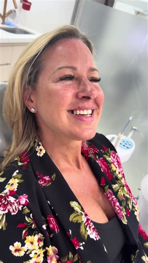 Elle cachait son sourire… aujourd’hui, elle sourit sans complexe ✨ Catherine était de passage à Medellín pour un mariage 💍 Il lui manquait une dent en haut sur le côté et elle était très complexée quand elle souriait. Après avoir vu mes vidéos, elle m’a contacté pendant son séjour. On lui a proposé une solution esthétique, sécuritaire et sans chirurgie : 👉 un pont Maryland en porcelaine haut de gamme (Emax). ✔️ Aucun implant ✔️ Aucune chirurgie ✔️ Aucune convalescence Surprise lors de l’évalua