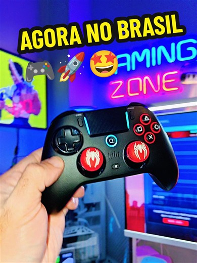 🎮Controle Gamer QRD Spark N5 – Sem Fio Multi-Plataforma é um gamepad sem fio compatível com PS5, PS4, PS3, PC, iOS e Android, TvBox, Smartv, console retrô. com conexão Bluetooth, modo com fio via USB ou modo dongle vendido separadamente pra PS5. ideal para quem quer versatilidade em todos os seus dispositivos.🔥 Principais Features: • 🎮 Tecnologia Hall Effect nos joysticks e gatilhos — precisão extrema e sem desgaste, evitando o famoso stick drift. • 🕹️ Back-paddles programáveis função Turbo 