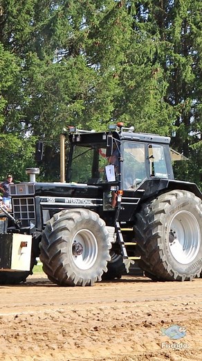 Fischda on Instagram: "Wie viel Gewicht hat dieser schwarze IHC 1255 XL vorne und hinten dran um in der 8,0 t Standard Klasse beim Tractor Pulling Krumbach 2025 zu fahren? #traktorpulling #tractorpulling #tractorpull #treckertreck #trekkertrek #traktortræk #trecker #traktor #tractor #tractors #schlepper #tracktor #tracteur #traktori #pulling #bremswagenziehen #ihc #caseih #caseih1255xl #ihc1255xl #1255xl #ihcpower #internationalharvester #allrad #landwirtschaft #agriculture #agrar #agri #dieselp