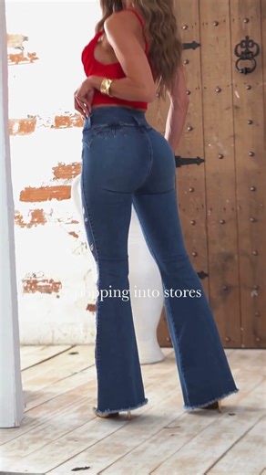 👖 Carisma Ref. C1492 – Jean Levantacola bota campana con bordados laterales exclusivos