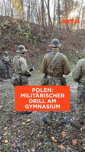 ARTE Info on Instagram: "In Polen gibt es an ganz normalen Schulen auch Militärklassen. Hier lernen Schülerinnen und Schüler, oft in Uniform, die Grundlagen des Militärwesens: Marschieren, Schießen, Taktik im Gelände. Unterricht in Uniform hat in Polen eine lange Tradition. Schon zu Zeiten des Sozialismus wurden künftige Polizisten, Zollbeamte, Feuerwehrleute und eben auch Soldaten auf ihre späteren Jobs vorbereitet. Heute ist die Bedrohungslage anders: Vom russischen Angriff auf den Nachbarn Uk