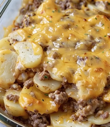 "Brought this hamburger potato casserole to a family dinner gathering and everyone liked it, even the picky! It was packed with flavors and so hearty!" Recipe in comments ⬇️ | Easy Recipes