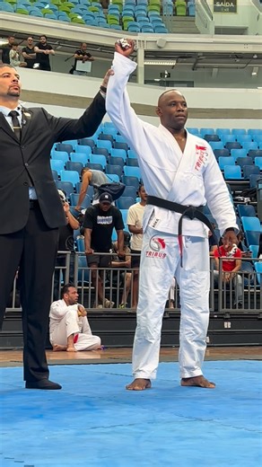 FJJ-Rio Oficial on Instagram: "@ederpersiliano é o campeão da Categoria Faixa Preta Master 3 Meio Pesado após vencer por finalização no Campeonato Rolls Gracie 2025 Entre no nosso app e acompanhe tudo para saber a horas das lutas, inscrições para absolutos, resultados e muito mais! www.fjjrio.app.br #fjjrio #bjj #rollsgracie2025"