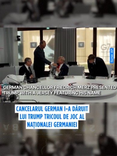 Președintele Donald Trump a primit o versiune specială a tricoului oficial de joc al naționalei Germaniei, în cadrul celui mai recent summit G7. Cancelarul german, Friedrich Merz, i-a înmânat lui Trump tricoul inscripționat cu numele său și numărul 47 pe spate. O trimitere la faptul că acesta este al 47-lea președinte al Statelor Unite. #merz #trump #stiri #euronews