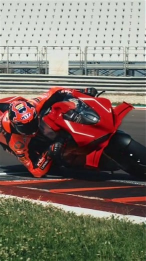 ドゥカティ大阪ウエスト #ducatiosakawest on Instagram: "【New Panigale V4 R】 遂に！ ドゥカティが誇る市販車レーシングバイク パニガーレV4Rが生まれ変わりました✨ 今回は今までのV4Rとは訳が違います🤫 まず！レーシングギアボックス装備！ シフトパターンがMotoGPやSBKと同様になり、意図せずニュートラルに入るのを阻止してくれます‼️ そして、専用のウィングと新たな空力パーツで安定性は更に向上🆙✨ V4Rならではアルミ無垢のタンクももちろん健在です🥰️ トップブリッジにはシリアルナンバーの刻印がされており、世界に1台だけの番号が割り当てられます♪ まさにMotoGPやWSBKを走るマシンに限りなく近い市販車であり、サーキットマシンとしてもコレクションとしても最高峰の1台となっております💦 車両に関するお問い合わせは随時受付しております‼️ ぜひドゥカティ大阪ウエストまでお問い合わせくださいませ🙇‍♂️ #ducati #ドゥカティ #panigale #panigalev4 #panigalev4r #v4r #Moto