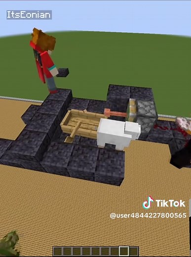 Minecraft Challenge: 100 Players vs Best Builder