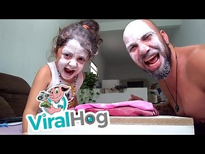 Un papa et sa fille jouent à Pierre-feuille-ciseaux