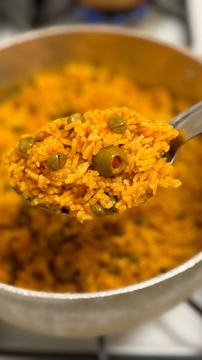Arroz con gandules is a combination of rice and pigeon peas cooked with aromatic sofrito, herbs and spices. Contrary to popular belief, you don’t need to add any pork to make it taste good. The key to achieving maximum flavor is not pork but SOFRITO! Check out my full recipe on @foodsocial.io: https://foodsocial.io/recipe/arroz-con-gandules-puerto-rican-rice-and-pigeon-peas/ #arrozcongandules #riceandpeas #latinrecipes #caribbeanrecipes | Made With Sazón