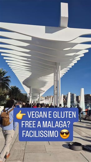 👉 Vegan e gluten free a Malaga? Facilissimo 😎 🍔 BYOKO @byokomalaga “Burger vegano gluten free = felicità” 🥗 MIMO VEGAN @mimo.vegan “Pranzo 100% vegan e GF per tutti. Inclusione vera.” 🍅 REVIV “Tostada al pomodoro. Vegan & GF di default 🇪🇸” 🥞 BRUNCH.IT @brunchit.es “Avocado toast pancake frutti rossi & panna 💥” CIbo buono, inclusivo e senza stress. Qui mangiare vegan e senza glutine è semplice, naturale, quotidiano. Salva il reel se stai pianificando il viaggio ✈️ | Gipsy Food Stories