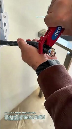 ケーブルストリッパーで被覆を剥ぐ：電気工事の安全な下準備作業