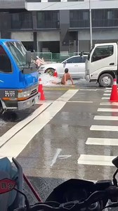 Worker tries to use his body to hold back ruptured water main in middle of busy street in Kaohsiung City on Thursday https://www.taiwannews.com.tw/en/news/5005595 | Taiwan News
