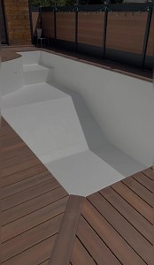 Vous cherchez à rafraîchir votre jardin cet été? Jetez un coup d'œil à cette piscine en PVC armé blanc ! Non seulement elle est élégante et moderne, mais elle est également facile à entretenir et durable. Avec les températures qui grimpent, il n'y a rien de mieux qu'un plongeon dans une piscine pour se rafraîchir! #pool #poolparty🤩 #piscine #été #pvcarmee #linerpiscine