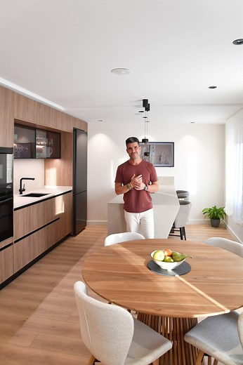 Si ves esta cocina… vas a querer cambiar la tuya. ✨ Y no es broma 😜 Una cocina en madera con península elegante que combina los muebles de cocina en roble kairos con la encimera Dekton Adia y con los detalles en negro como son las vitrinas, los electrodomésticos de Balay, el grifo y fregadero de Plados y la placa con extractor de Siemens. 🖤🤎🤍 Una distribución de cocina con península con distribución perfecta para el día a día, detalles como la iluminación de cocina muy cuidados y ese estilo 