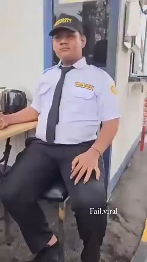 Bagus security guard tegas macam ni 👍 dia hanya menjalankan tugas dan peraturan yang diberi. Ada sebab kenapa guard tak kasi masuk. Kita datang tempat orang hormat lah rules penduduk taman tersebut Kredit : media sosial | Fail Viral