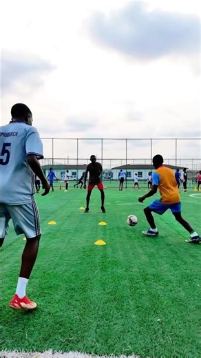 How to control the ball, pass and open to space #football #soccerdrills #soccer