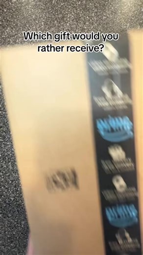 64K views · 81 reactions | 319_No one likes receiving a gift that isn’t wrapped! #giftwrapping #christmaswrapping #christmas #wrappingpaper #giftwra #wrappingpresents #wrappinghacks #foryouシ #foryouシpage | Wrappinqueen | Facebook