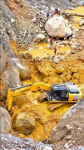 MINING OPERATOR EXCAVATOR LIUGONG DIGGING MINERALS GOLD MATERIAL #liugong #miningsites #mininggold