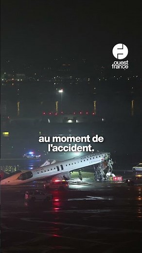 A plane and a vehicle collided at LaGuardia Airport (New York), killing two people.