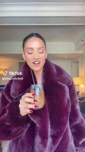 Cuando el café de la mañana golpea con Shay Mitchell