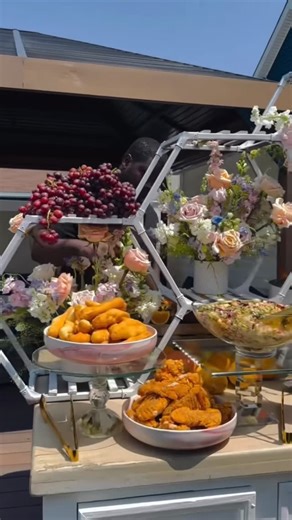 PassionDecor Events supplier on Instagram: "Le présentoir buffet design KUBIK Passion Décor est la pièce maîtresse idéale pour habiller vos buffets et espaces de présentation. Son design géométrique et épuré s’adapte parfaitement à toutes les thématiques d’événements : mariages, anniversaires, séminaires ou cocktails professionnels. Grâce à sa structure métallique, il offre un contraste élégant qui met en valeur chaque détail de vos compositions culinaires ou florales. Que ce soit pour exposer d