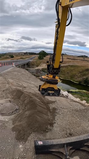 Can You Dig It on Instagram: "This finish hits different 🚧 #canyoudigitnz #komatsu #engcon #rototilt #steelwrist #tiltrotator #isuzugiga #civilworks #landcrusie #landscaping #earthworks #demolition #hydroseeding #newzealand #napier #hastings #hawkesbay"