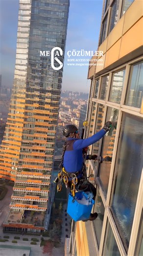 Mehmet HELVA® on Instagram: "İşimizi Yapıyoruz… 👎🏻♻️ (D/Blok & Rope Access Solutions) ‼️ @mega_cozumler Şirketimiz, iş güvenliği açısından uzun yıllardır sektörlerinde uzmanlaşmış ve halen faaliyet gösteren, birçok firma ile koordineli olarak çalışan bir firmadır. Yüksek katlı çözümü zor olan mimari yapılar, gökdelenler ve/veya erişimi zor olan tüm noktalarda güvenli, titiz ve işinde uzman olan kadrosuyla hizmet vermektedir. İş Güvenliği Firmamız İş Güvenliği ve SGK Nace kodunda çok tehlikeli