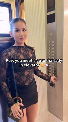 You meet a cute Thai Lady 😍🇹🇭 #bangkokcity #walkingtour #nightwalk #thailand #travel #ninacola