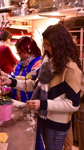 pois de senteur 🌸 Fleuriste passionnée 🌟 on Instagram: "💛On croit souvent que les fleurs, c’est seulement pour les grandes occasions… ❤️ Mais en réalité, il n’y a pas besoin de raison pour offrir des fleurs. Un sourire, un merci, un “je pense à toi”, un pardon, ou juste l’envie de faire plaisir. Les fleurs parlent quand les mots manquent 🌷 . Et toi, pour quelle occasion offrirais-tu des fleurs aujourd’hui ? 💐 Dis-le en commentaire 👇 . Ici on parle atelier florale avec des fleuristes au top